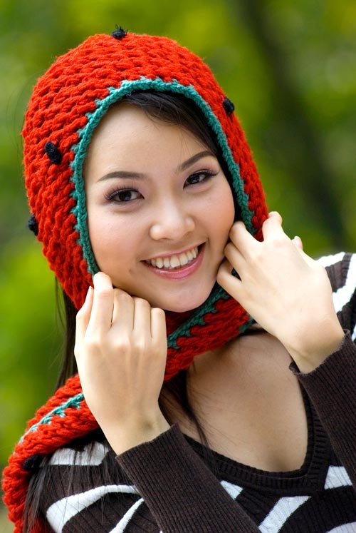 Bàn tay với những ngón tay hơi gầy, thuôn dài của Thụy Vân. (Ảnh: yahoo) Xem thêm: Sao Việt xấu-đẹp bất thường với áo váy hoa lòe loẹt